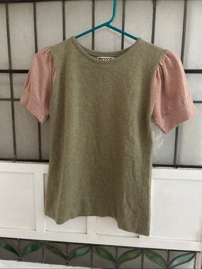 100% cashmere. Boxy Olive Green Knit Top with beige Puff Sleeves -